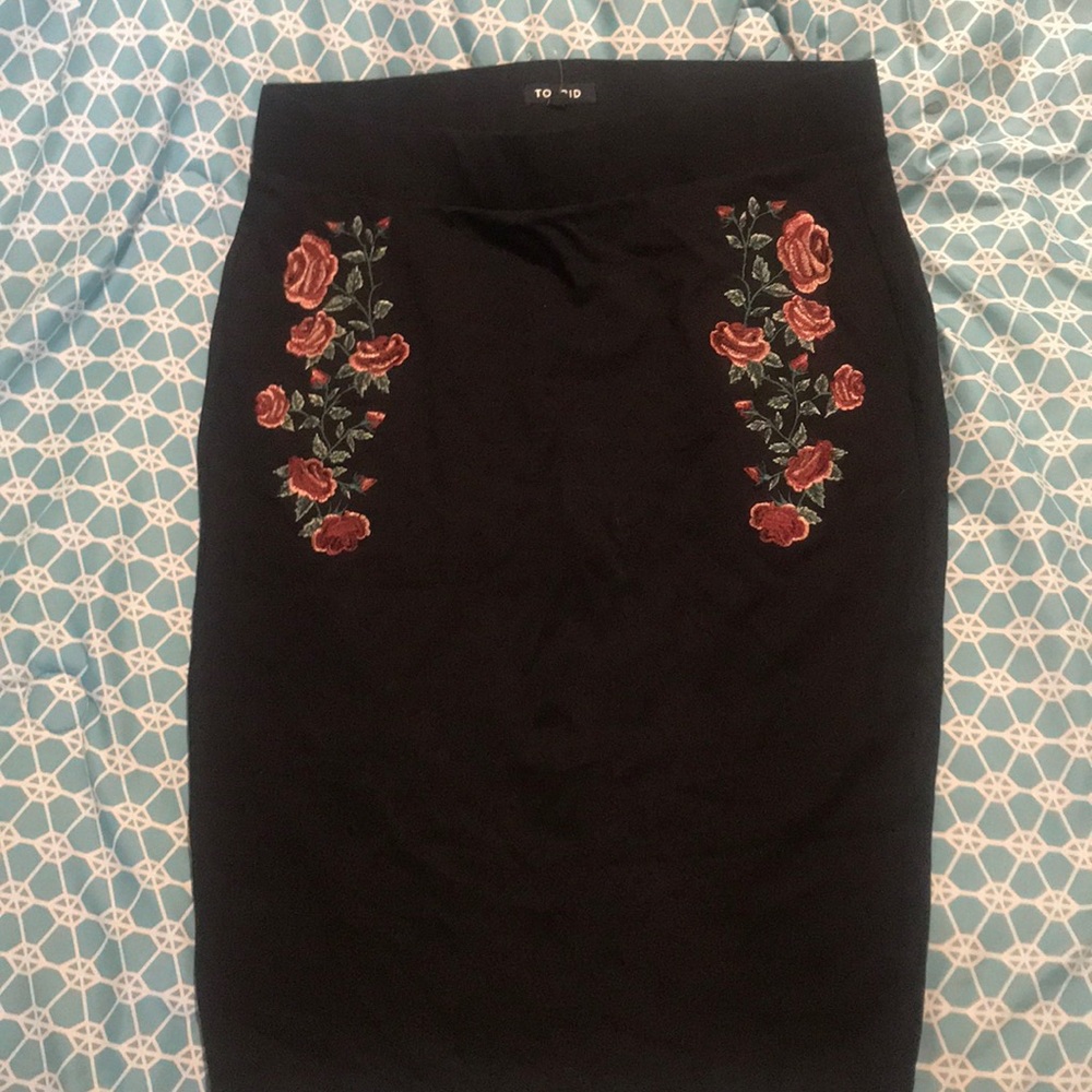 ⭐️NWOT⭐️Torrid black midi body on skirt